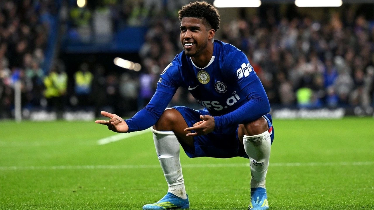 Rời Stamford Bridge, tiền vệ Chelsea Andrey Santos khoác áo Man Utd