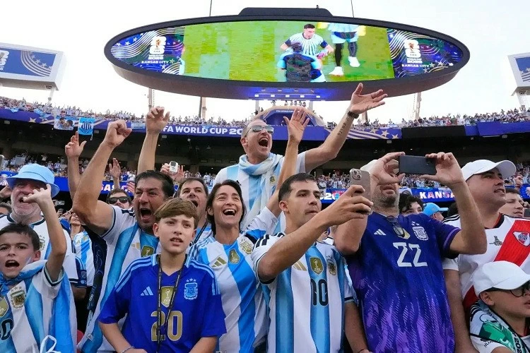 Messi Mania càn quét World Cup 2026: Khi người Argentina sẵn sàng vượt nửa vòng Trái đất để theo chân huyền thoại