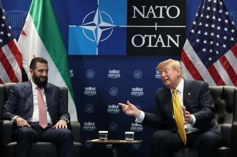 Tổng thống Mỹ Donald Trump hội đàm với Tổng thống Syria Ahmed al-Sharaa bên lề Hội nghị Thượng đỉnh NATO tại Ankara ngày 8/7. (Nguồn: Al Jazeera) Tổng thống Mỹ Donald Trump hội đàm với Tổng thống Syria Ahmed al-Sharaa bên lề Hội nghị Thượng đỉnh NATO tại Ankara ngày 8/7. (Nguồn: Al Jazeera)