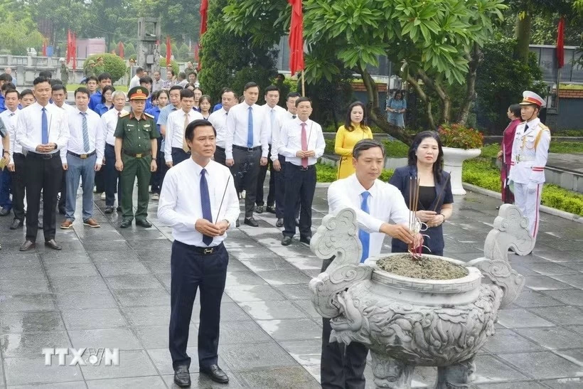 Dâng hương tưởng nhớ nhân 114 năm Ngày sinh Tổng Bí thư Nguyễn Văn Cừ Dâng hương tưởng nhớ nhân 114 năm Ngày sinh Tổng Bí thư Nguyễn Văn Cừ