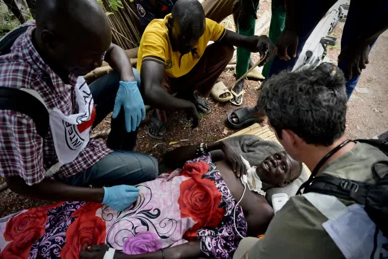 Nhân viên Ủy ban Chữ thập đỏ quốc tế (ICRC) chăm sóc một nạn nhân bị thương tại Nam Sudan trước khi chuyển tới thủ đô Juba điều trị. Sau 15 năm giành độc lập, quốc gia trẻ nhất thế giới vẫn đối mặt với nhiều thách thức về an ninh, nhân đạo và tiến trình hòa bình. (Nguồn: Al Jazeera)
