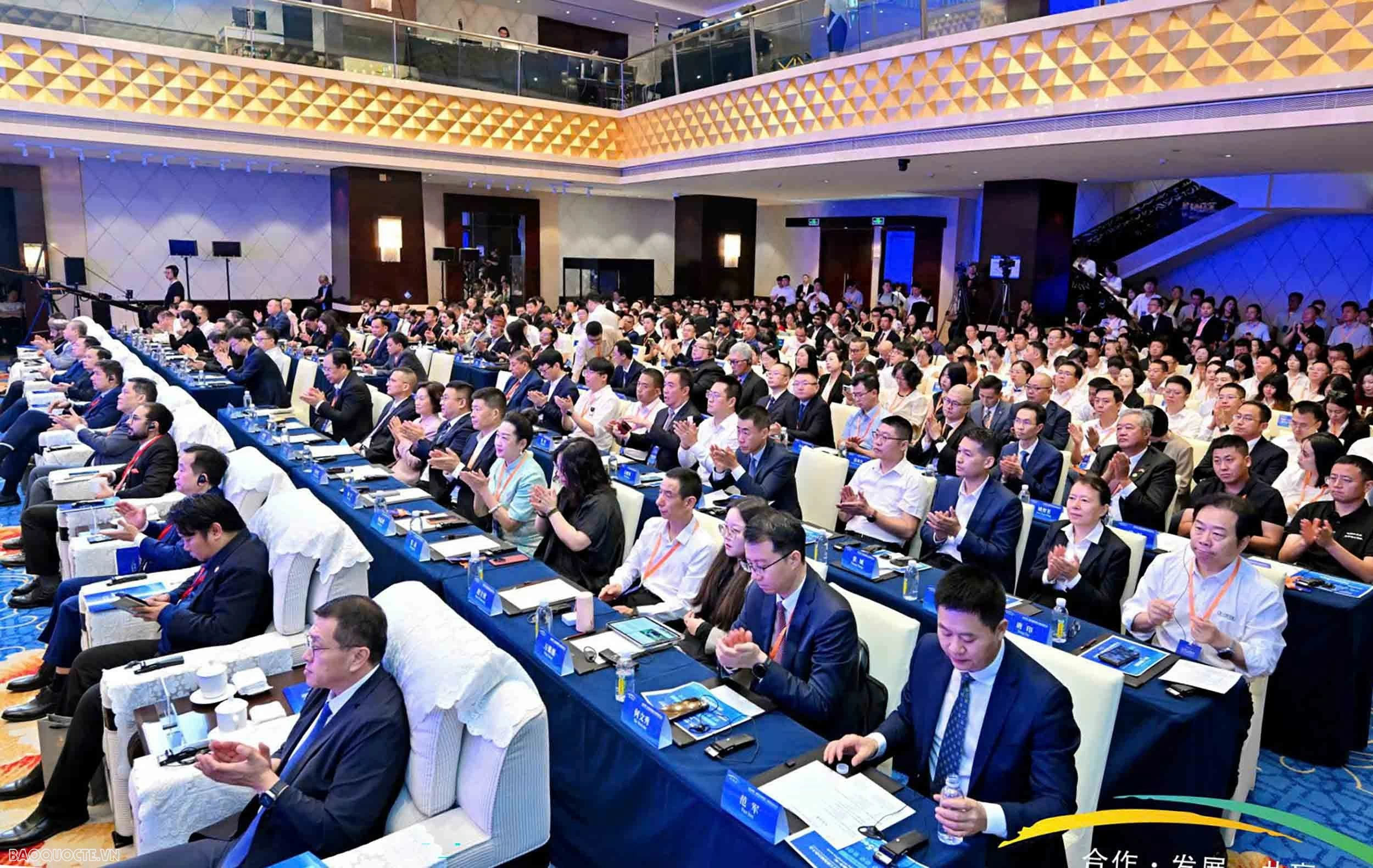 Đoàn đại biểu Việt Nam tham dự chuỗi sự kiện xúc tiến thương mại tại Tứ Xuyên