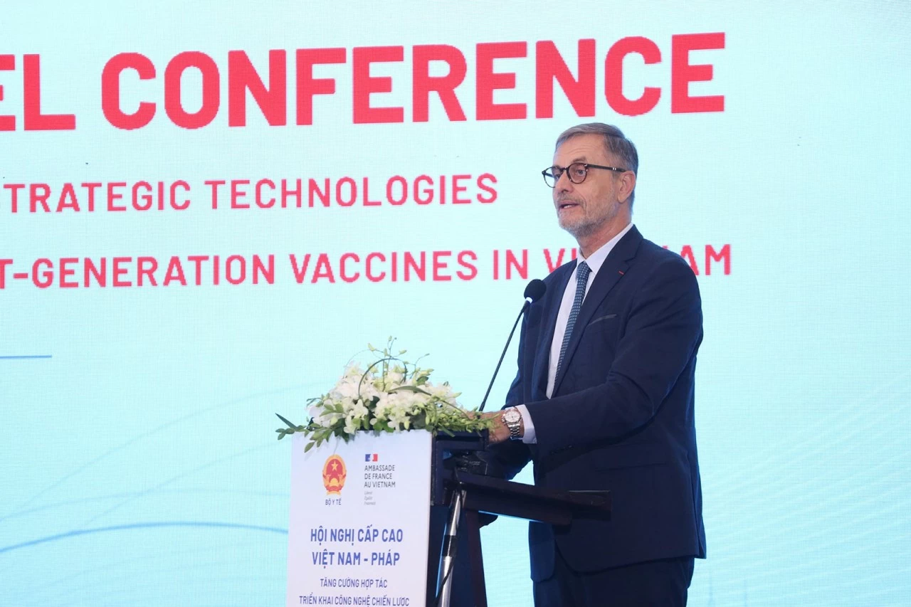 Đại sứ Đặc mệnh toàn quyền Cộng hòa Pháp tại Việt Nam Olivier Brochet phát biểu tại Hội nghị. (Ảnh: Thành Long)