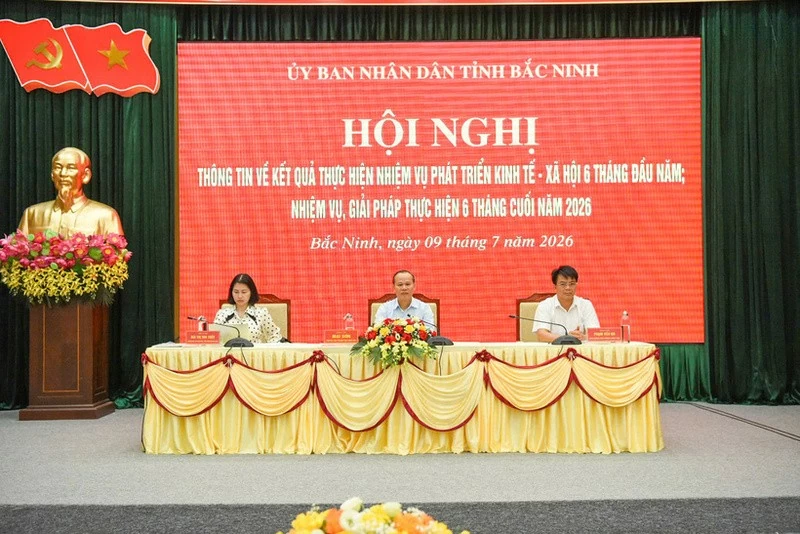 Phó Chủ tịch thường trực UBND tỉnh Bắc Ninh Mai Sơn (ngồi giữa) chủ trì hội nghị. Phó Chủ tịch thường trực UBND tỉnh Bắc Ninh Mai Sơn (ngồi giữa) chủ trì hội nghị.