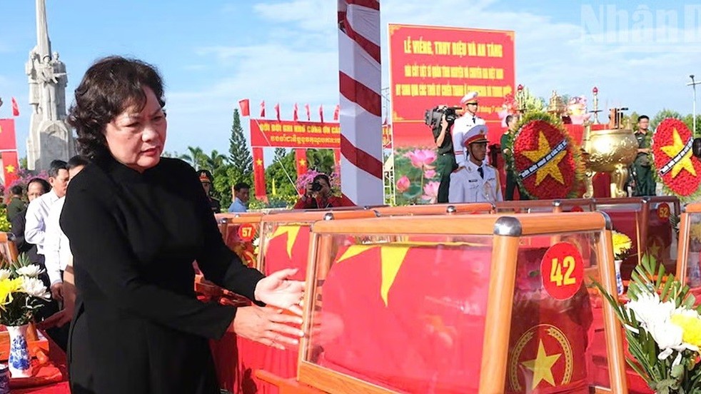 Phó Chủ tịch Quốc hội Nguyễn Thị Hồng dự lễ truy điệu, an táng hài cốt liệt sĩ quân tình nguyện và chuyên gia Việt Nam