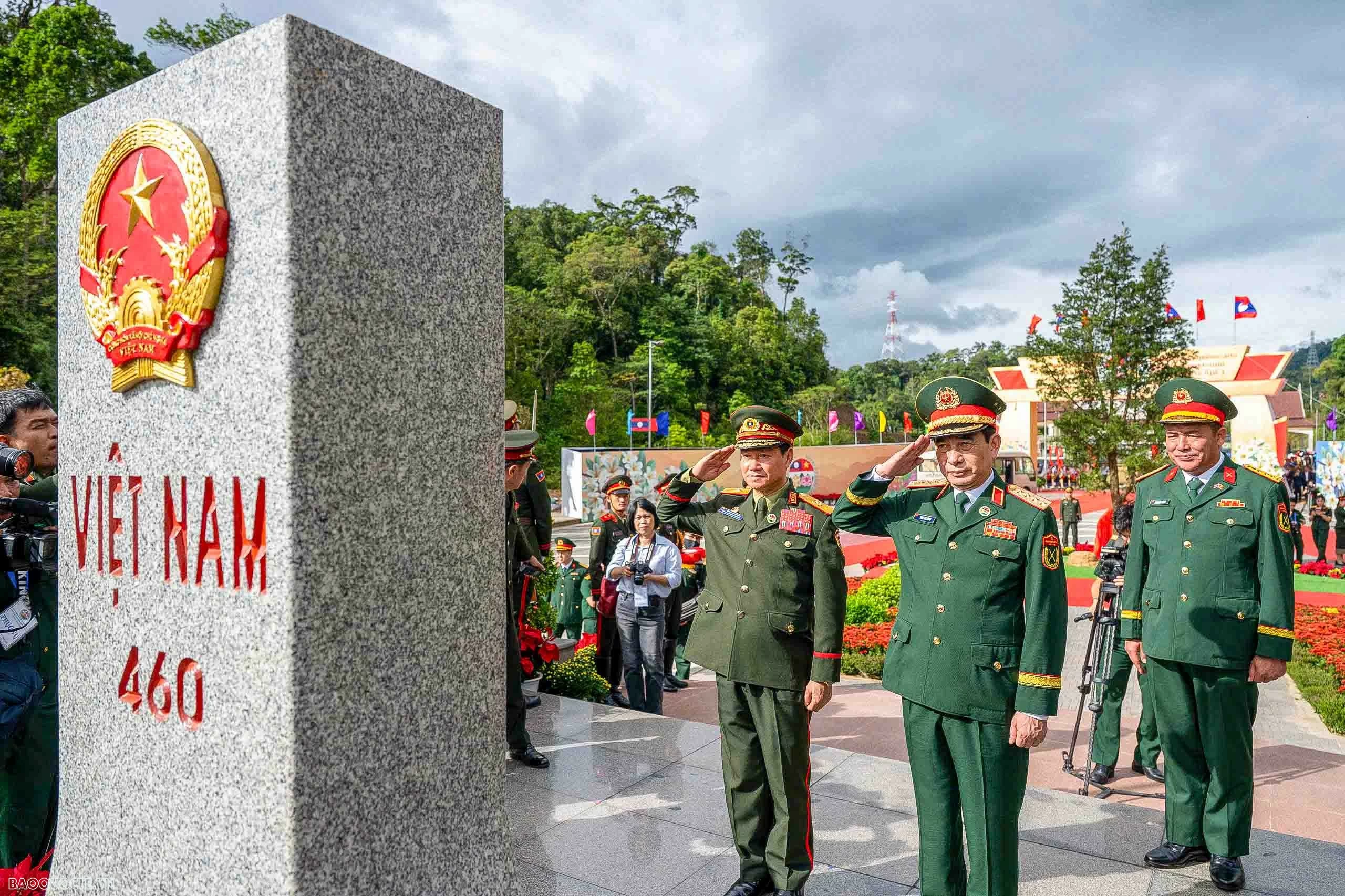 Giao lưu quốc phòng biên giới Việt Nam - Lào: Chung tay vun đắp đường biên hòa bình từ những việc làm thiết thực