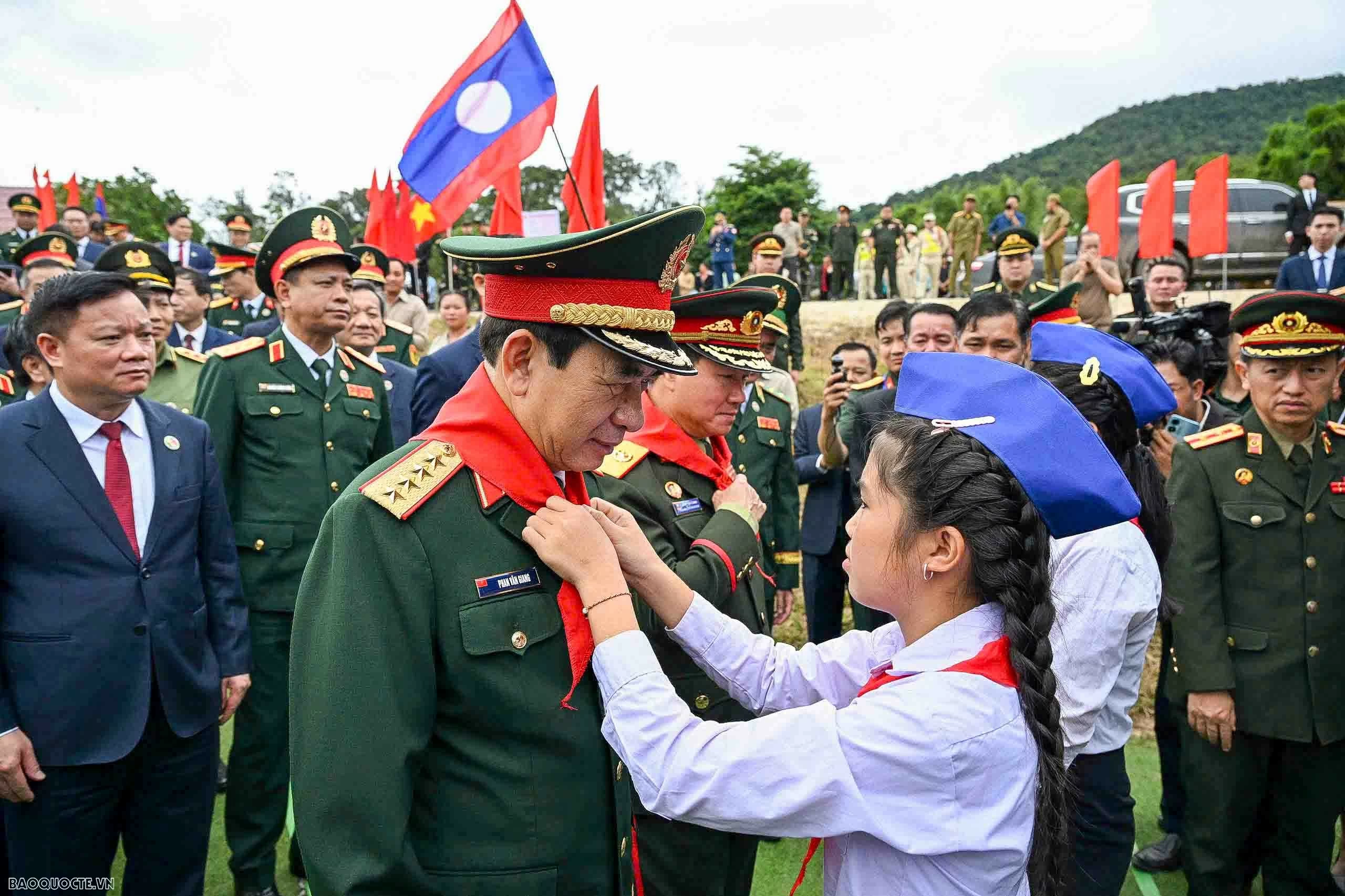 Tiếp nối các hoạt động tại Bolykhamxay, hai Bộ trưởng Quốc phòng đã đến thăm Trường Tiểu học Thông-năm-mun, thuộc bản Xốp-tờng, huyện Xaychamphone.  Ngôi trường do Tập đoàn Điện gió Trường Sơn (Việt Nam) đầu tư xây dựng, hiện có gần 100 học sinh và 8 giáo viên. Dù điều kiện cơ sở vật chất còn nhiều khó khăn, nhà trường vẫn duy trì hoạt động dạy và học với tinh thần vượt khó.