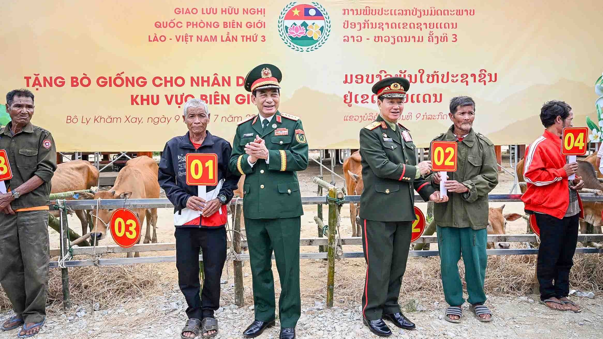 Giao lưu quốc phòng biên giới Việt Nam - Lào: Chung tay vun đắp đường biên hòa bình từ những việc làm thiết thực