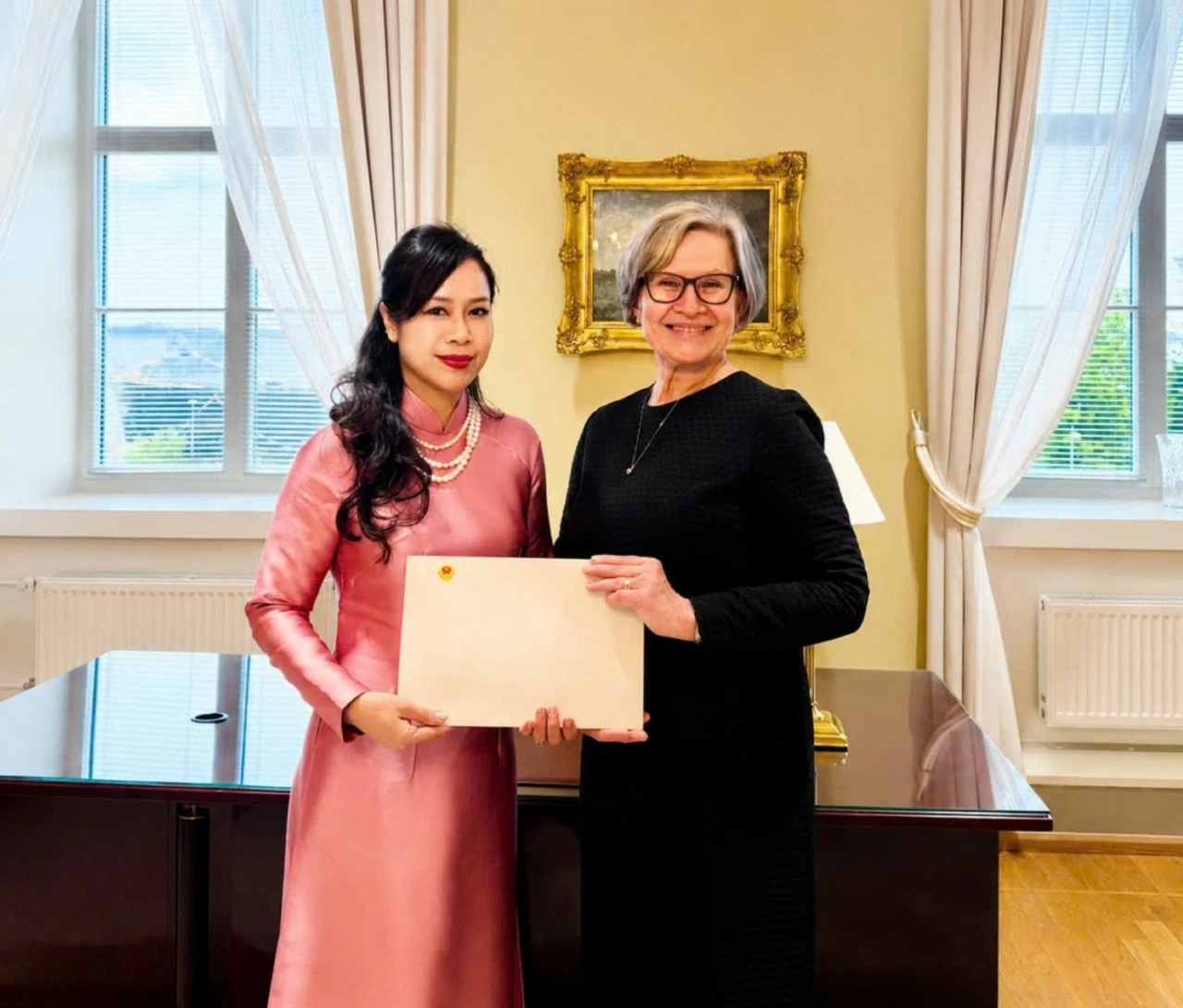 Đại sứ Việt Nam tại Phần Lan Nguyễn Hoàng Diệu Tâm trao Bản sao Thư ủy nhiệm tới Bộ Ngoại giao Phần Lan Đại sứ Việt Nam tại Phần Lan Nguyễn Hoàng Diệu Tâm trao Bản sao Thư ủy nhiệm tới Bộ Ngoại giao Phần Lan
