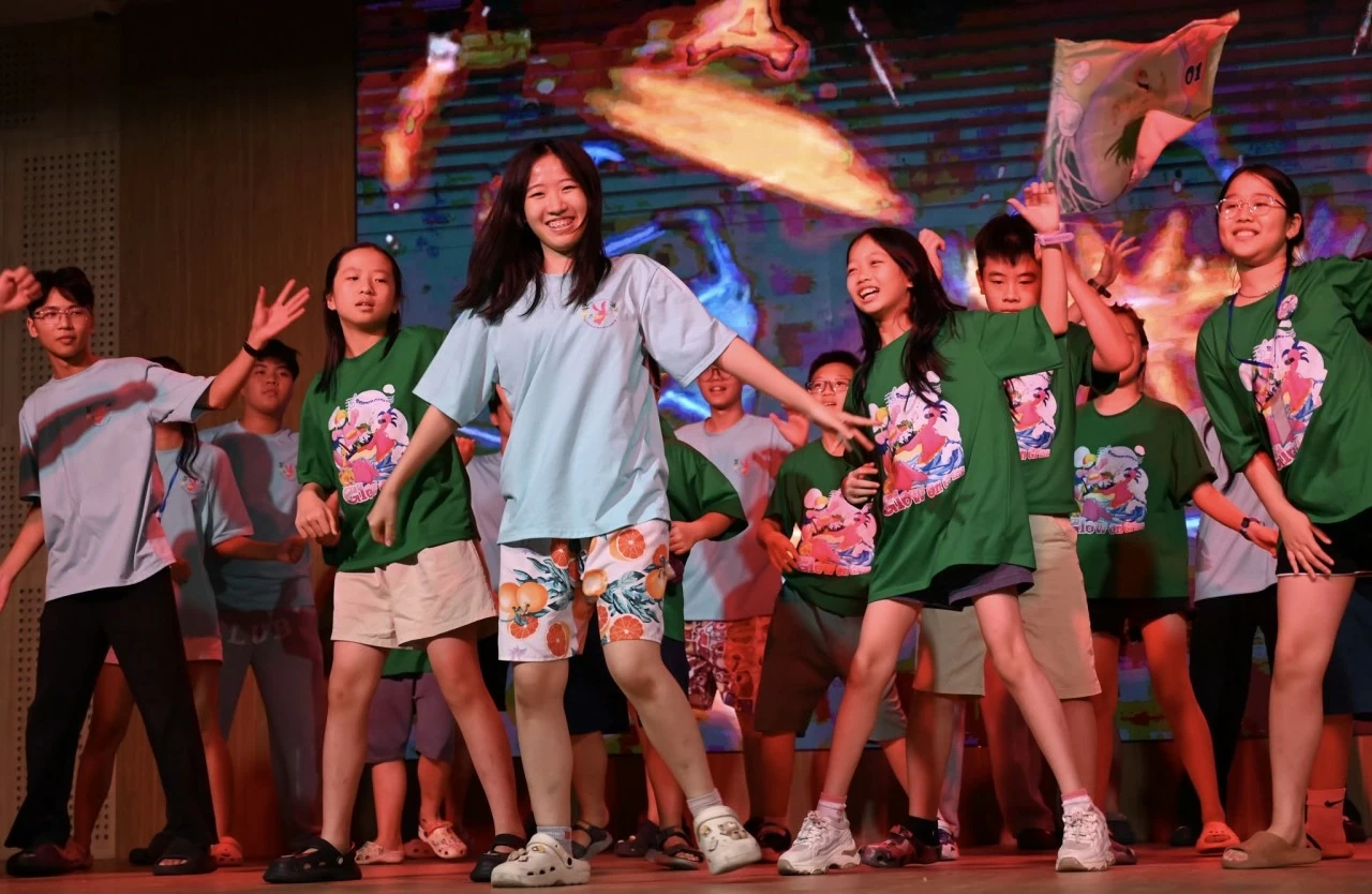 tiết mục đầy sôi động và cảm xúc của các em nhỏ đêm Gala tổng kết. (Nguồn: ) tiết mục đầy sôi động và cảm xúc của các em nhỏ đêm Gala tổng kết. (Nguồn: )
