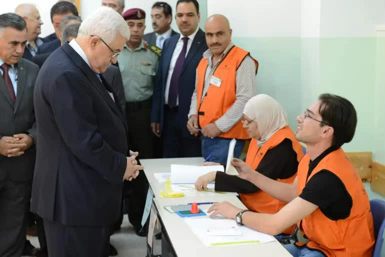 Tổng thống Palestine Mahmoud Abbas (bên trái) bỏ phiếu trong cuộc bầu cử thành phố vào tháng 10 năm 2012 tại Ramallah thuộc khu Bờ Tây bị chiếm đóng. Nguồn: Getty Images Tổng thống Palestine Mahmoud Abbas (bên trái) bỏ phiếu trong cuộc bầu cử thành phố vào tháng 10 năm 2012 tại Ramallah thuộc khu Bờ Tây bị chiếm đóng. Nguồn: Getty Images