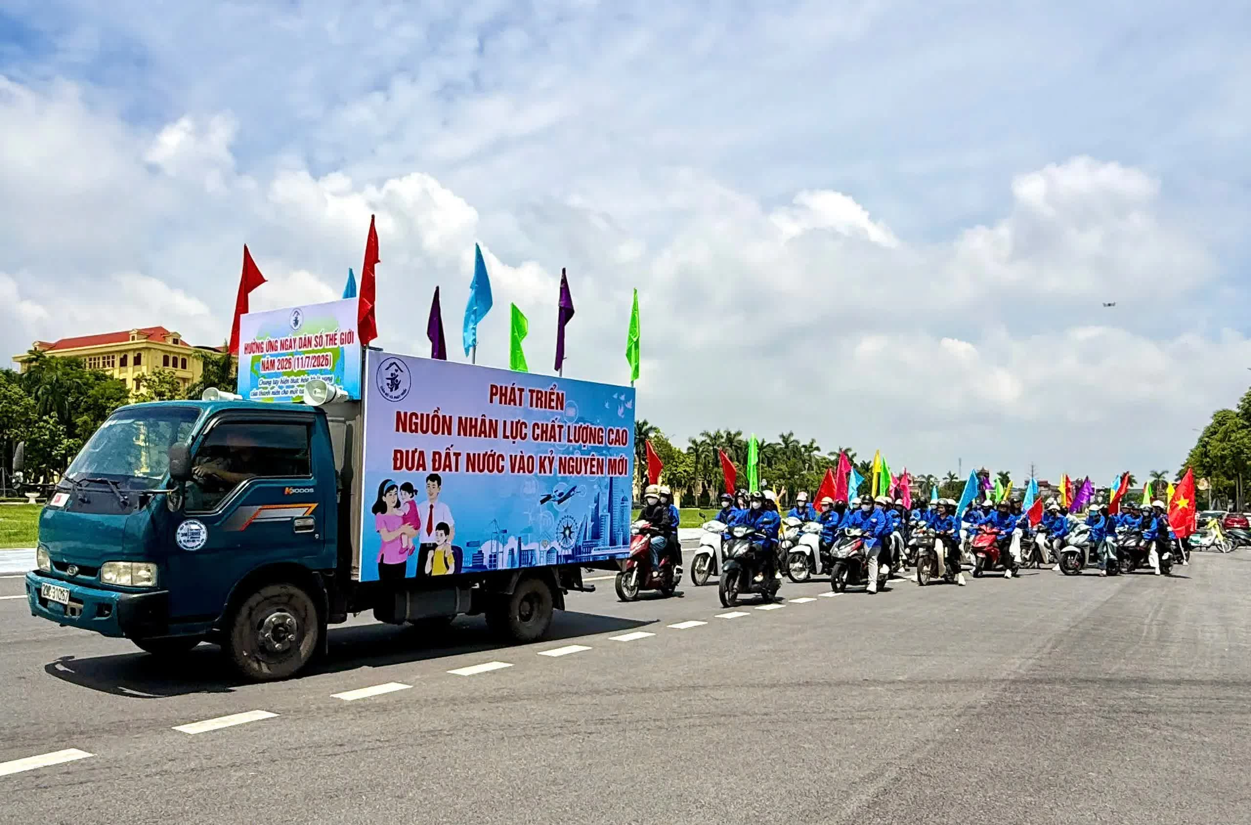 Hàng trăm đoàn viên, thanh niên và sinh viên đã tham gia diễu hành trên các tuyến phố của tỉnh Hưng Yên. (Nguồn: UNFPA)