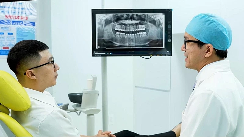 Bác sĩ CKI Trương Chí Bảo đang tư vấn với khách hàng. Bác sĩ CKI Trương Chí Bảo đang tư vấn với khách hàng.