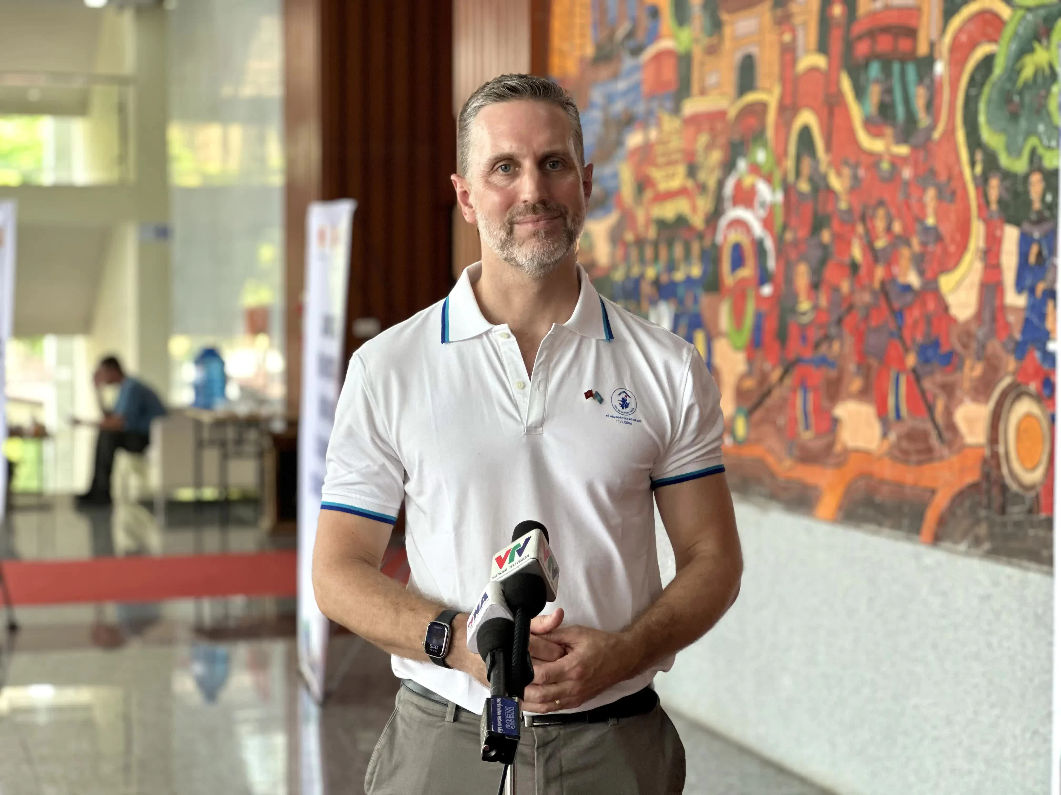 Ông Matt Jackson, Trưởng đại diện UNFPA tại Việt Nam trả lời phỏng vấn Báo Thế giới và Việt Nam. (Ảnh: Trung Anh)