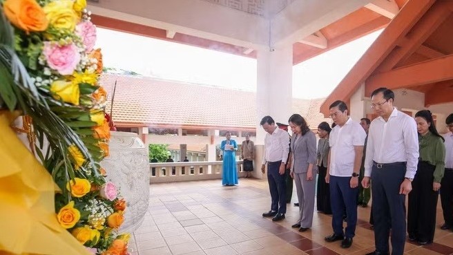 Phó Chủ tịch nước Võ Thị Ánh Xuân dâng hương tưởng niệm các Anh hùng liệt sĩ tại Tây Ninh