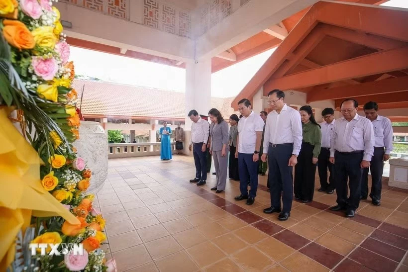 Phó Chủ tịch nước Võ Thị Ánh Xuân dâng hương tưởng niệm các Anh hùng liệt sĩ tại Tây Ninh