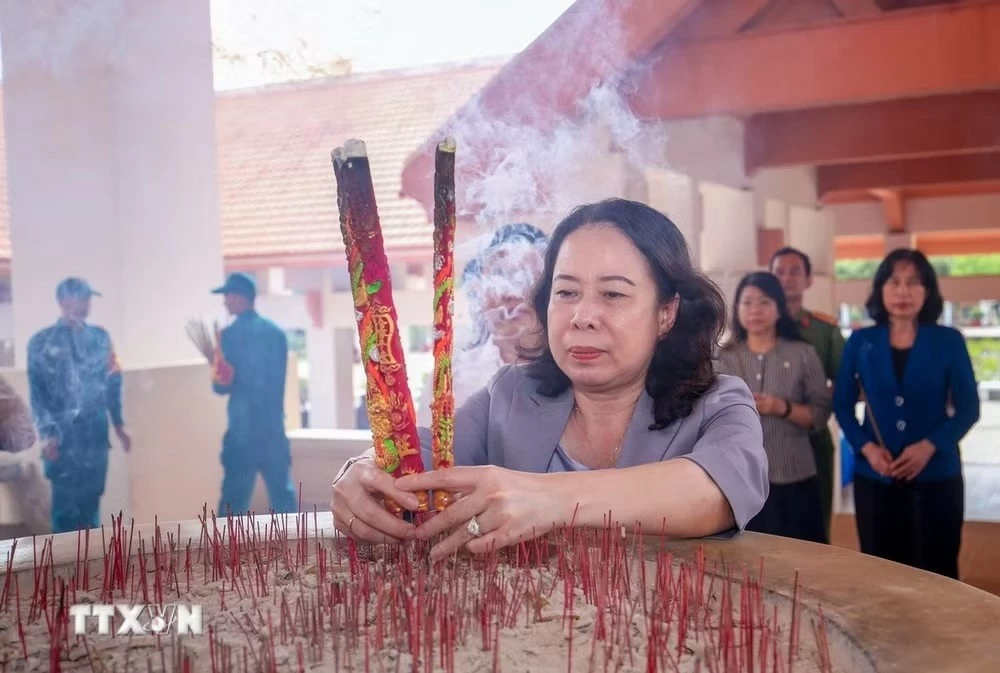Phó Chủ tịch nước Võ Thị Ánh Xuân dâng hương tưởng niệm các Anh hùng liệt sĩ tại Tây Ninh