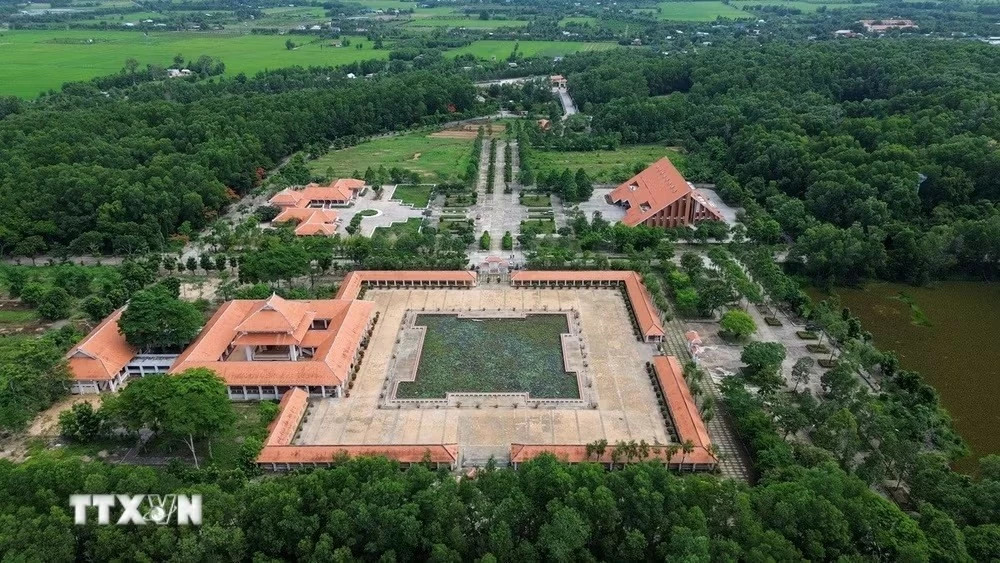 Phó Chủ tịch nước Võ Thị Ánh Xuân dâng hương tưởng niệm các Anh hùng liệt sĩ tại Tây Ninh