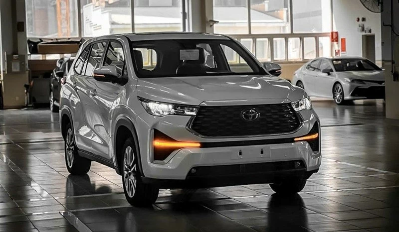 Top 5 mẫu xe hybrid bán chạy nhất tháng 6/2026: Innova Cross HEV vươn lên dẫn đầu.