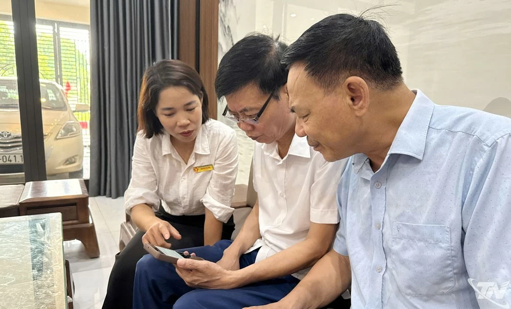 Tổ công nghệ số cộng đồng phường Quyết Thắng hỗ trợ người dân sử dụng các ứng dụng trên điện thoại thông minh. Tổ công nghệ số cộng đồng phường Quyết Thắng hỗ trợ người dân sử dụng các ứng dụng trên điện thoại thông minh.
