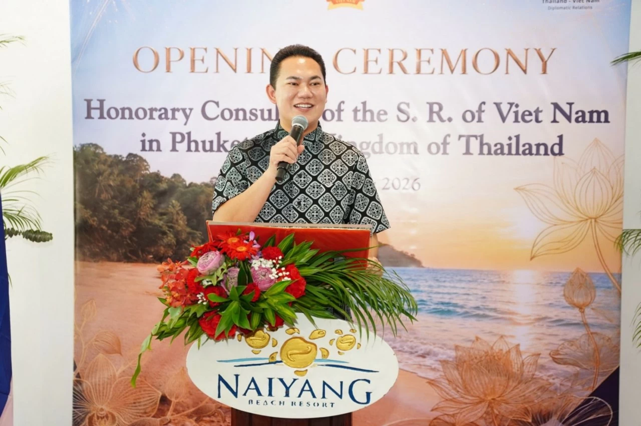 Phó Tỉnh trưởng Phuket Romdon Hamae-a-wae phát biểu tại buổi lễ. 