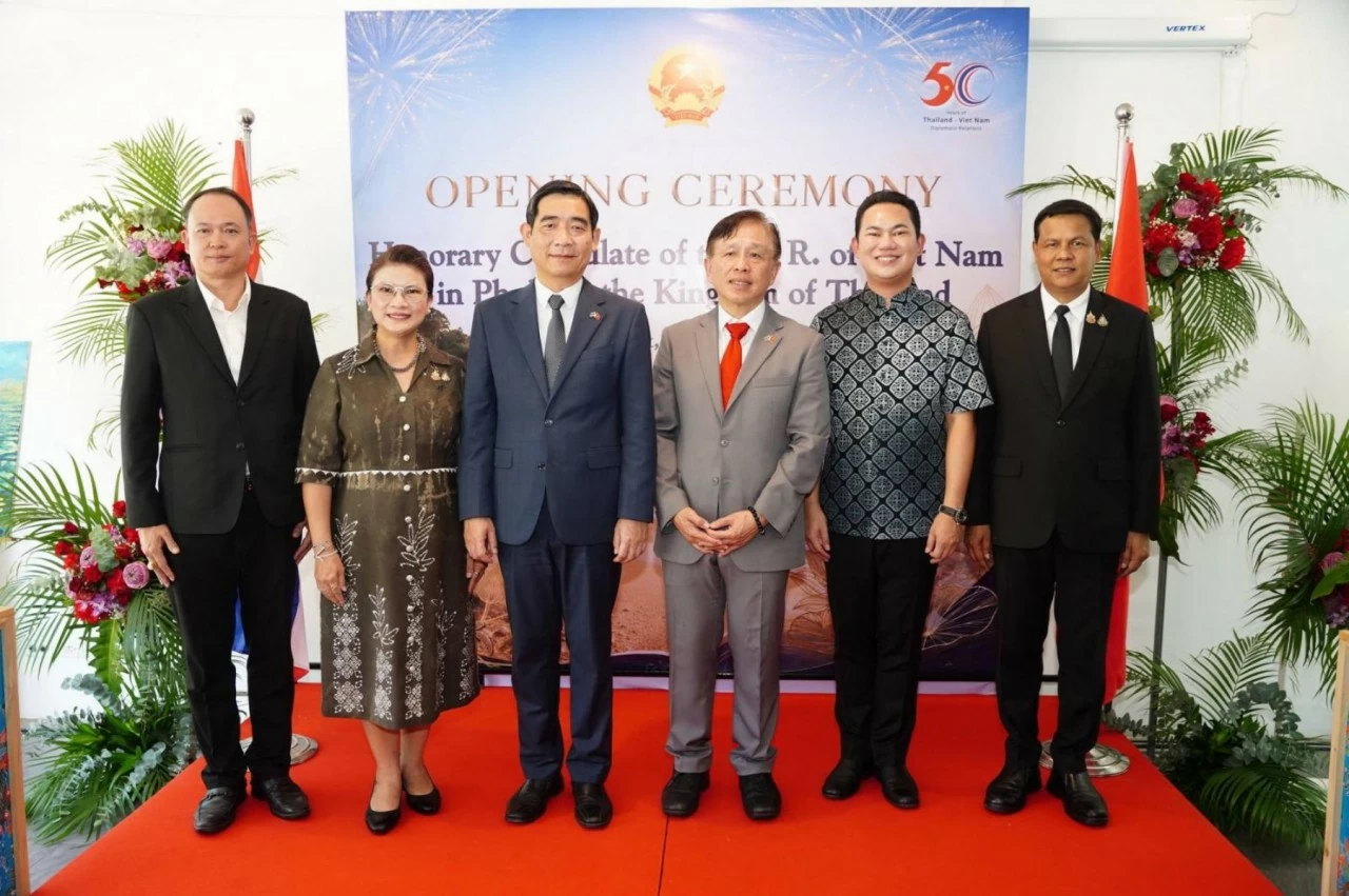 ĐS Phạm Việt Hùng (thứ ba, trái sang), Lãnh sự danh dự Việt Nam tại Phuket Thaneth Tantipiriyakij (thứ tư, trái sang), cùng các Tỉnh trưởng các tỉnh Phuket, Songkhla, Ranong và Phang Nga chụp ảnh lưu niệm