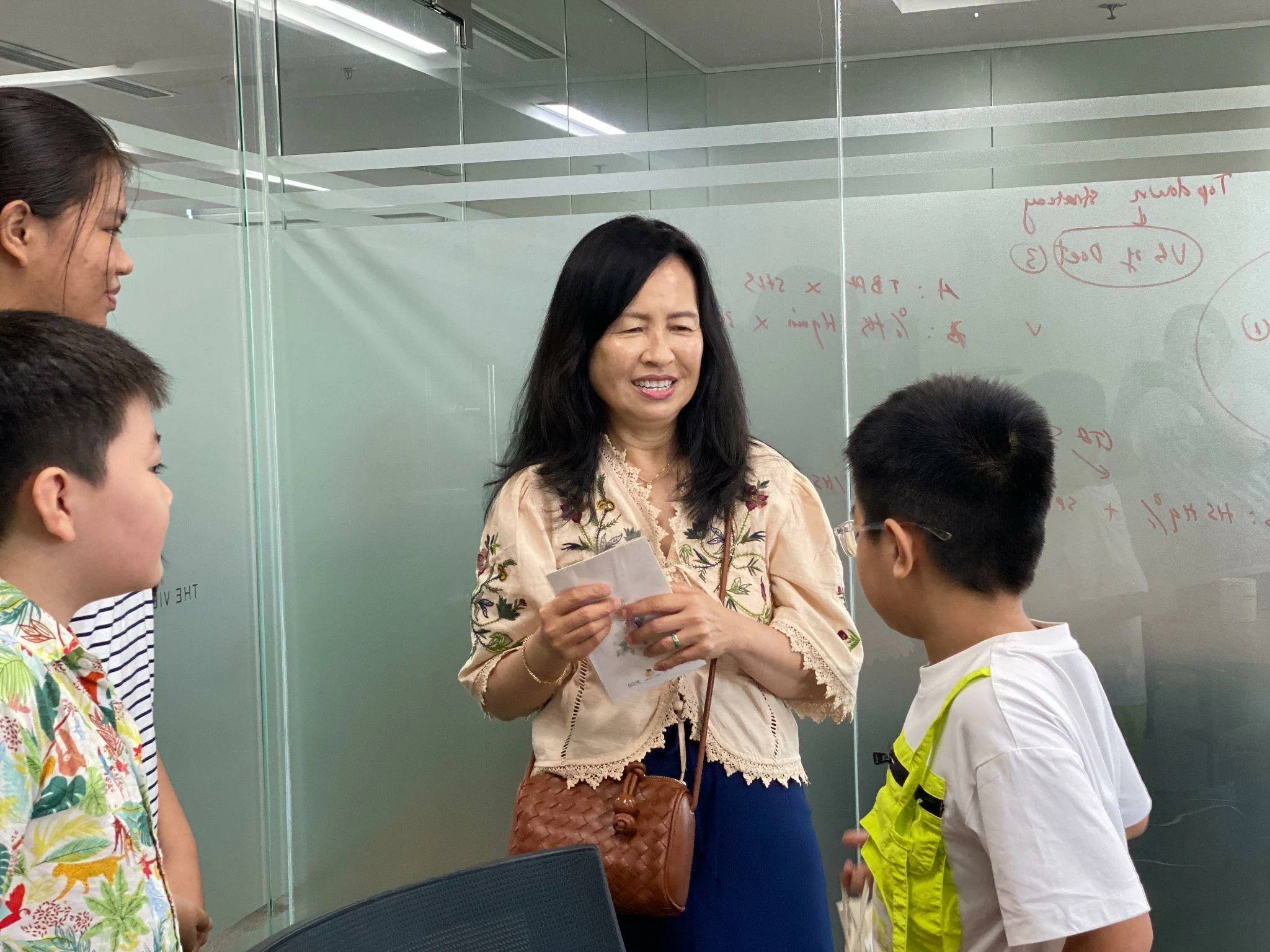 Từ lớp học trực tuyến đến cuộc gặp ngoài đời: Công nghệ mở ra cơ hội, con người tạo nên những kết nối