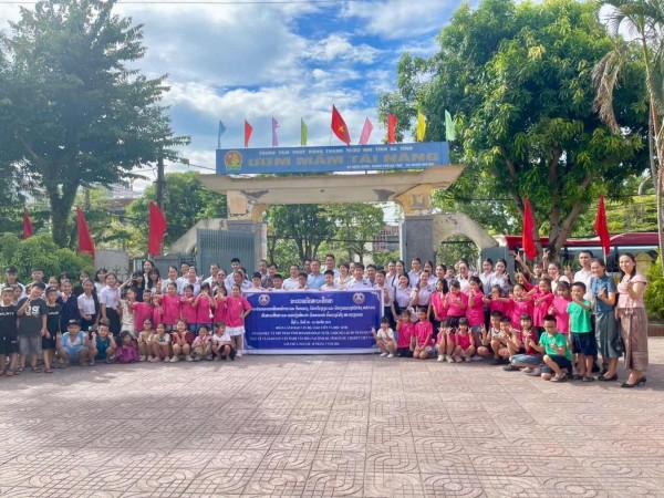 Đoàn giáo viên, học sinh tiêu biểu tỉnh Bolikhamxay (Lào) tham quan và giao lưu tại Hà Tĩnh