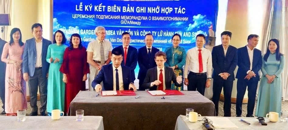 Doanh nghiệp du lịch Quảng Ninh ký kết biên bản ghi nhớ hợp tác với Công ty Fun & Sun. (Nguồn: Báo Văn Hóa) Doanh nghiệp du lịch Quảng Ninh ký kết biên bản ghi nhớ hợp tác với Công ty Fun & Sun. (Nguồn: Báo Văn Hóa)