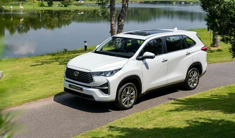 Top 10 xe ô tô động cơ đốt trong bán chạy nhất tháng 6/2026: Toyota Innova Cross bức tốc mạnh mẽ.