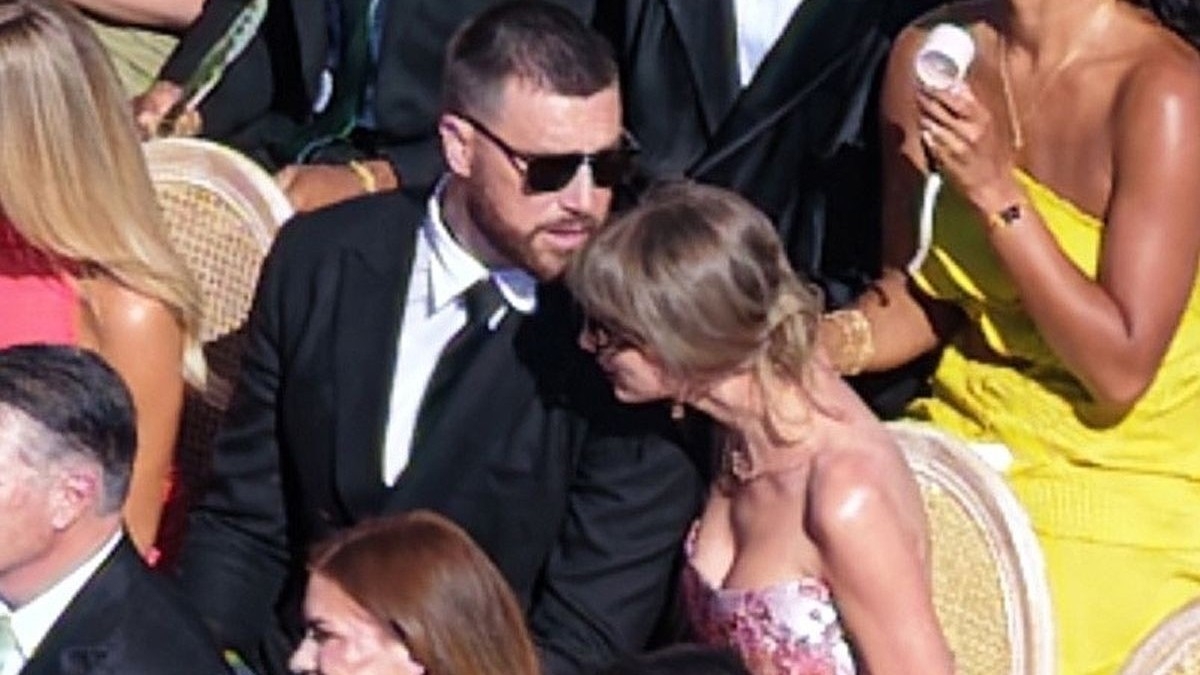 Ca sĩ Taylor Swift lần đầu lộ diện sau đám cưới xa hoa