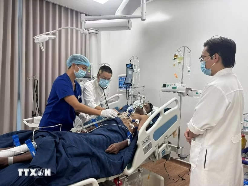 Lãnh đạo đặc khu Phú Quốc thăm hỏi nạn nhân đang chăm sóc, điều trị tại bệnh viện trên đảo Phú Quốc. (Nguồn: TTXVN)