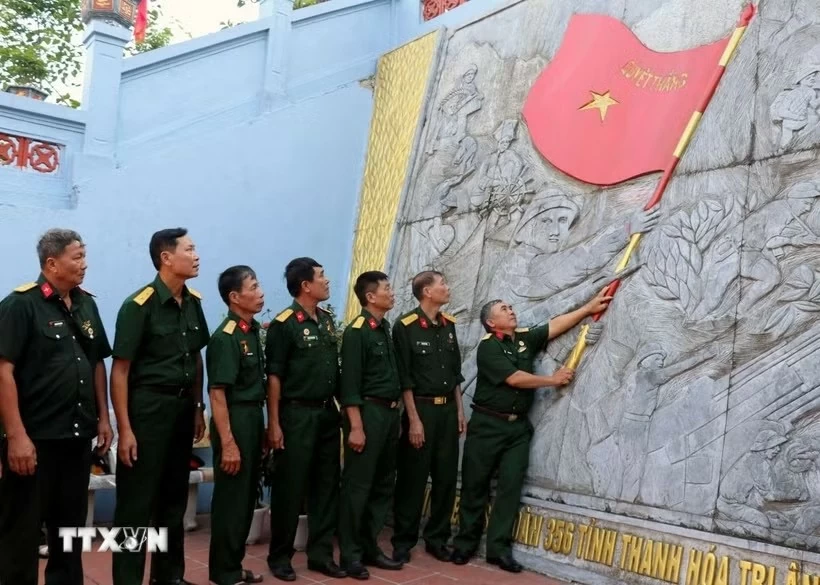 Cựu chiến binh trở về chiến trường xưa, thắp nén hương tri ân đồng đội đã nằm lại nơi biên cương. (Nguồn: TTXVN)