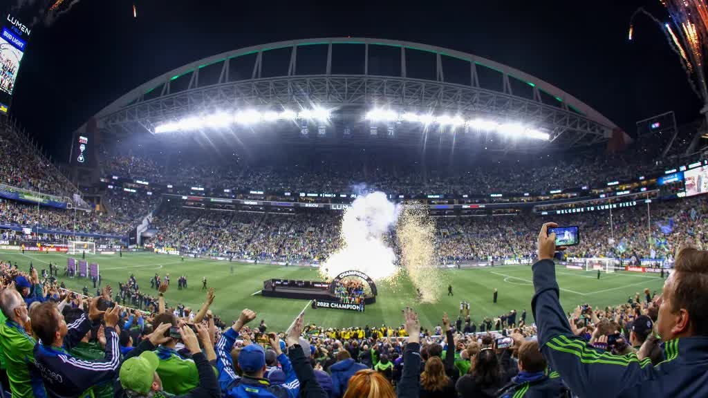 World Cup 2026: Từ cuộc tranh luận tại NFL đến món đồ sưu tầm đắt giá của FIFA