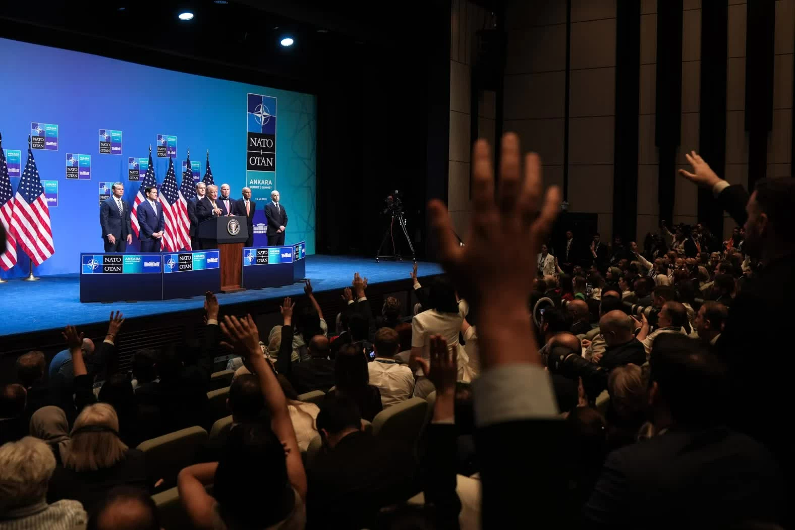 Donald Trump phát biểu trong cuộc họp báo bên lề Hội nghị Thượng đỉnh North Atlantic Treaty Organization tại Ankara vào thứ Tư, 8/7. (Nguồn: Getty Images)