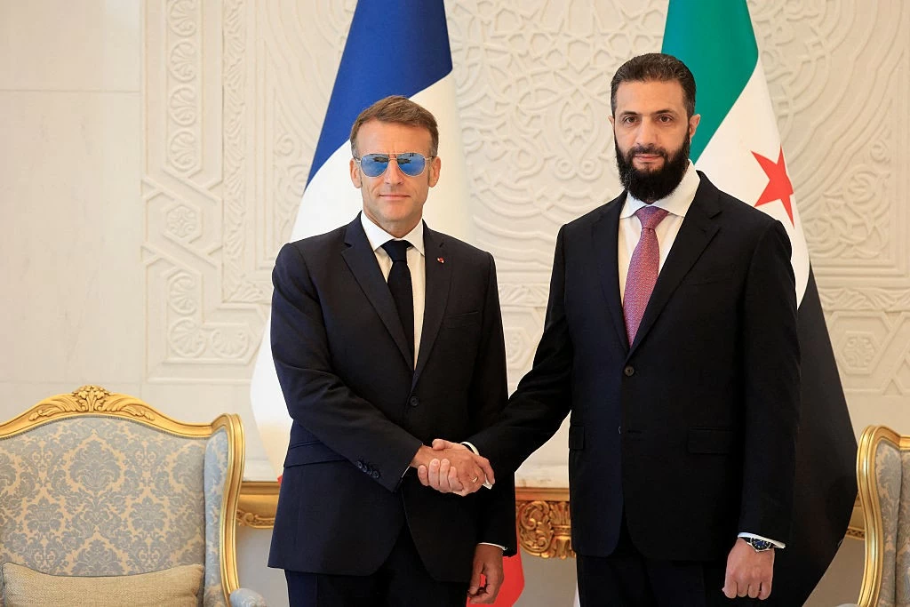 Tổng thống Pháp Emmanuel Macron (trái) và người đồng cấp Syria Ahmad al-Sharaa trong chuyến công du quốc gia Trung Đông, ngày 6/7. (Nguồn: Pool)