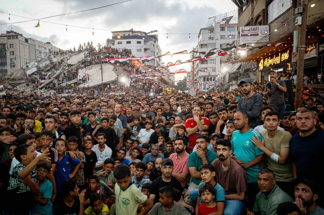 Người hâm mộ Palestine tụ tập theo dõi trận đấu thuộc FIFA World Cup giữa Argentina và Egypt. Ông Mohamed al-Wahidi, một nhân viên cứu trợ Palestine, người đã tổ chức các buổi chiếu trực tiếp các trận đấu World Cup tại Gaza, đã thiệt mạng trong một cuộc không kích bằng tên lửa của Israel ngay trước khi trận đấu diễn ra vào tối thứ Ba. (Nguồn: TheNews2)