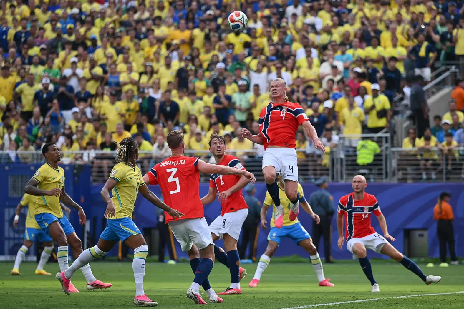 Erling Braut Haaland bật cao tranh bóng trong trận đấu thuộc FIFA World Cup giữa Norway và Brazil tại East Rutherford vào Chủ nhật, 5/7. Na Uy giành chiến thắng với tỷ số 2-1. (Nguồn: Getty Images)