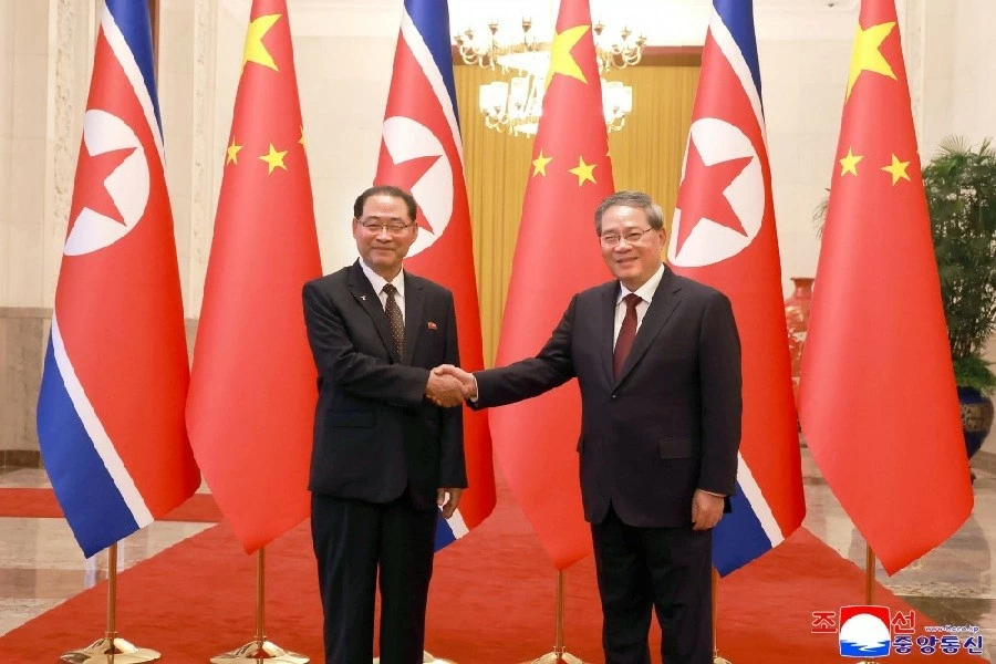Triều Tiên cam kết mở rộThủ tướng Triều Tiên Pak Thae-song (trái) bắt tay với Thủ tướng Trung Quốc Li Qiang, trong chuyến thăm kỷ niệm 65 năm ngày ký kết hiệp ước hữu nghị giữa hai nước.KCNA