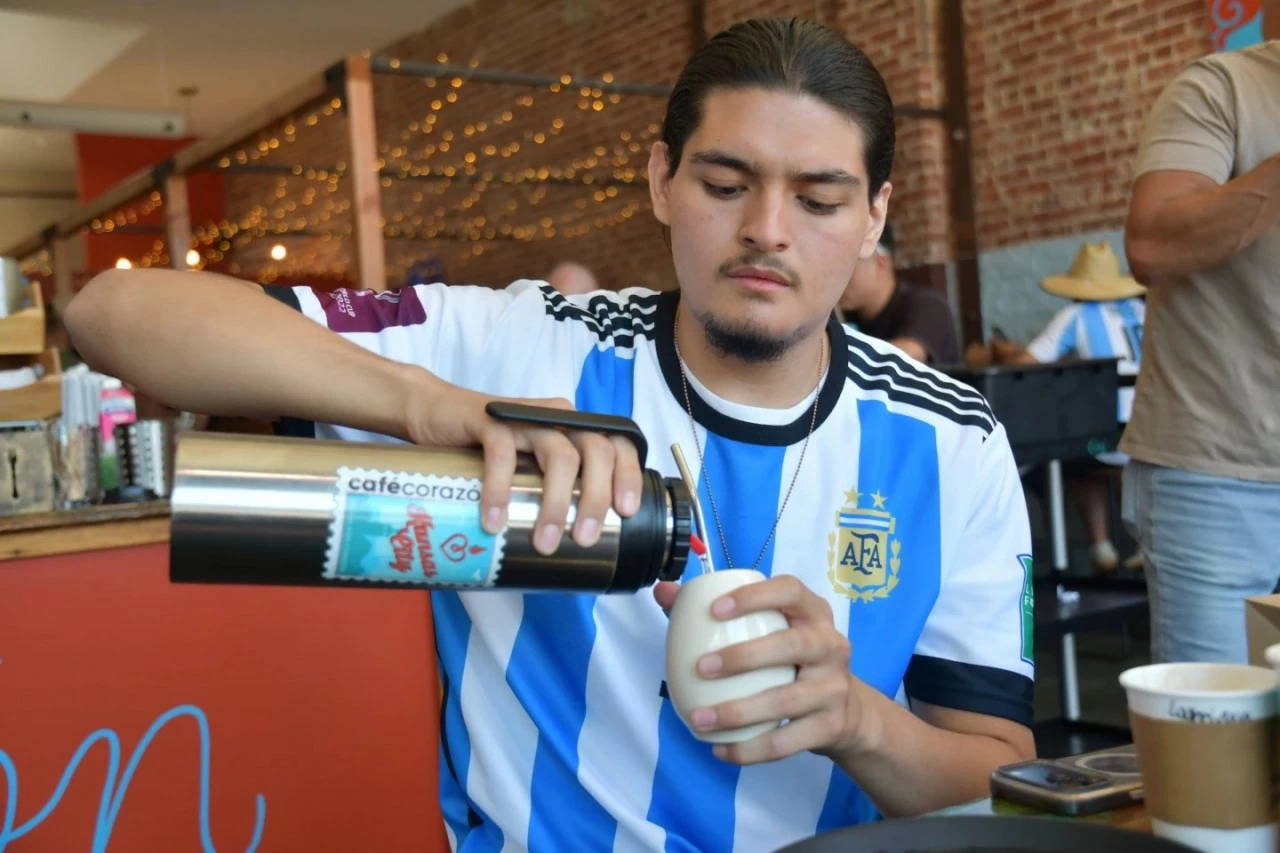 Không chỉ có Messi, cổ động viên Argentina còn mang đến World Cup quốc hồn quốc túy Yerba Mate Không chỉ có Messi, cổ động viên Argentina còn mang đến World Cup quốc hồn quốc túy Yerba Mate