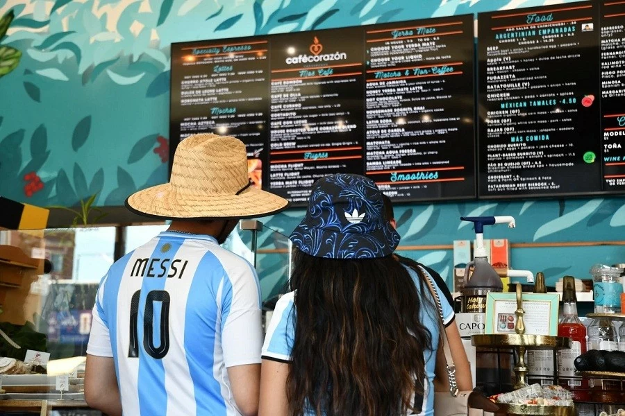 Không chỉ có Messi, cổ động viên Argentina còn mang đến World Cup quốc hồn quốc túy Yerba Mate Không chỉ có Messi, cổ động viên Argentina còn mang đến World Cup quốc hồn quốc túy Yerba Mate