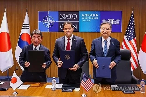 Ngoại trưởng Hàn Quốc Cho Hyun, Ngoại trưởng Mỹ Marco Rubio và Ngoại trưởng Nhật Bản Toshimitsu Motegi sau lễ ký Biên bản hợp tác về SMR tại Ankara (Thổ Nhĩ Kỳ), ngày 7/7/2026. (Nguồn: Yonhap) Ngoại trưởng Hàn Quốc Cho Hyun, Ngoại trưởng Mỹ Marco Rubio và Ngoại trưởng Nhật Bản Toshimitsu Motegi sau lễ ký Biên bản hợp tác về SMR tại Ankara (Thổ Nhĩ Kỳ), ngày 7/7/2026. (Nguồn: Yonhap)