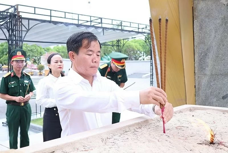 Đã lấy mẫu được hơn 2.000 phần mộ ở Nghĩa trang Liệt sĩ quốc gia Đường 9 Đã lấy mẫu được hơn 2.000 phần mộ ở Nghĩa trang Liệt sĩ quốc gia Đường 9