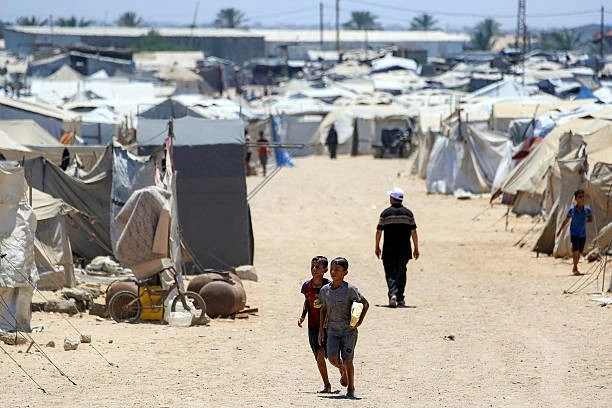 Khu lều tạm dành cho người dân phải sơ tán vì xung đột tại Khan Younis, phía Nam Dải Gaza, ngày 11/7. (Nguồn: Getty Images)
