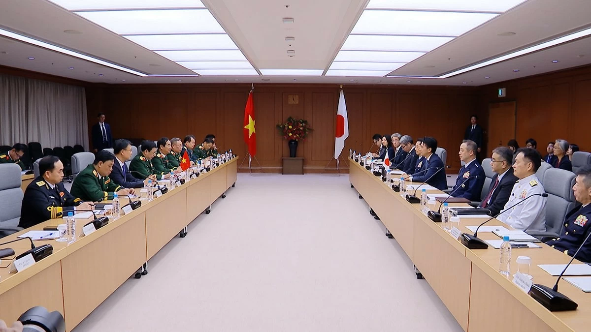 Đại tướng Phan Văn Giang đã hội đàm với Bộ trưởng Koizumi Shinjiro.