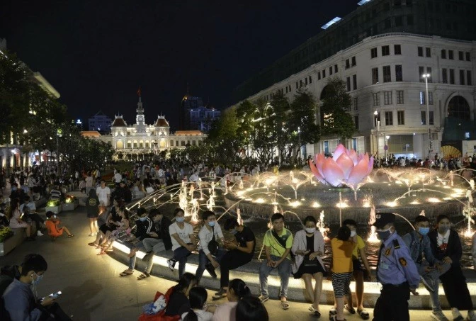 Kinh tế đêm đánh thức hàng quán trung tâm TP.HCM