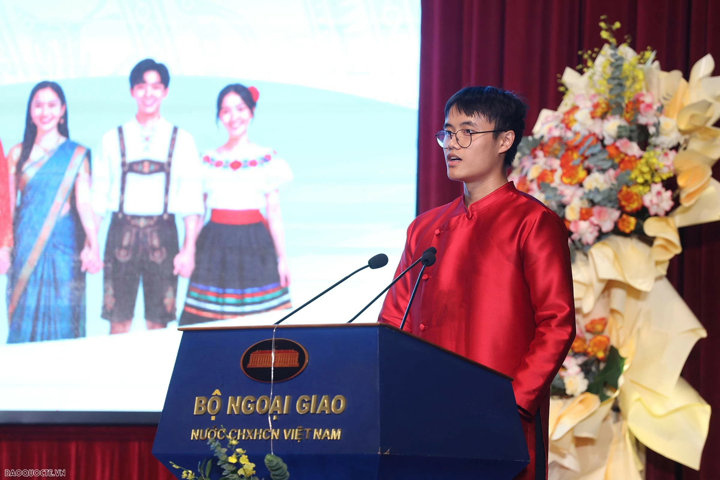 đại biểu Mai Hải Khôi, kiều bào tại Ba Lan, đại diện 110 thanh niên kiều bào phát biểu. (Ảnh: Thành Long)