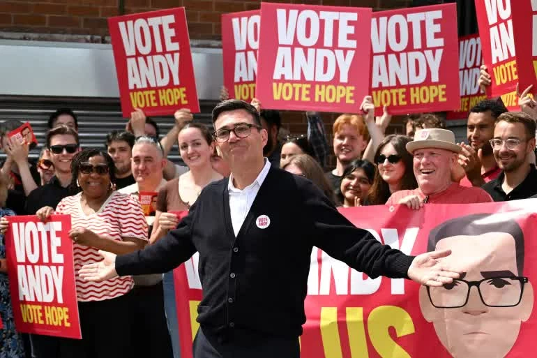 Ông Andy Burnham phát biểu trước những người ủng hộ sau khi giành được sự hậu thuẫn áp đảo trong cuộc đua lãnh đạo Công đảng. (Nguồn: Al Jazeera)