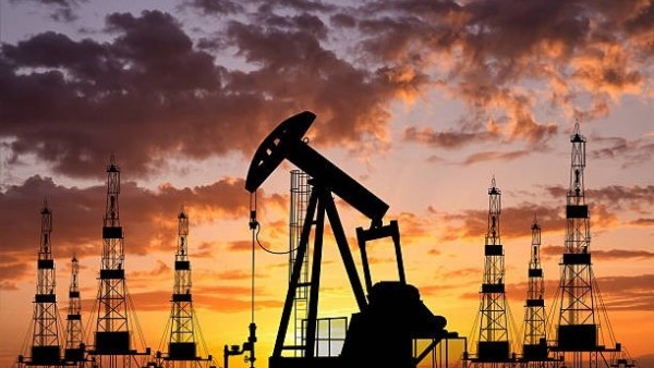 Giá dầu thế giới tăng vọt hơn 9% sau động thái mới của Mỹ với Iran