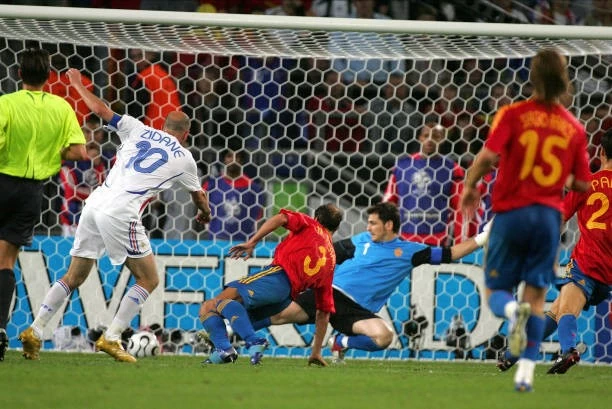 Zinedine Zidane ghi bàn trong chiến thắng 3-1 của Pháp trước Tây Ban Nha ở vòng 1/8 World Cup 2006 trên sân Niedersachsenstadion (Hanover, Đức), ngày 27/6/2006.
